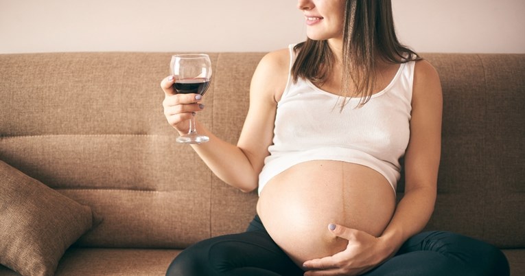 Stručnjaci predložili bilježenje svake čaše alkohola u trudnoći u djetetov karton