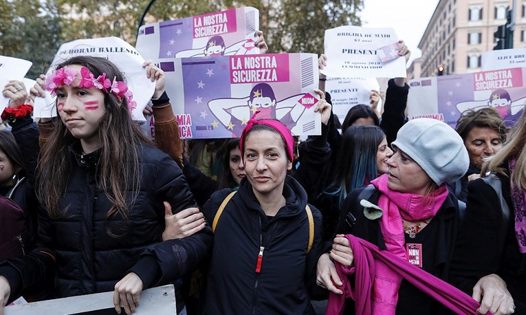 Deseci tisuća prosvjednica na ulicama Rima protiv nasilja nad ženama