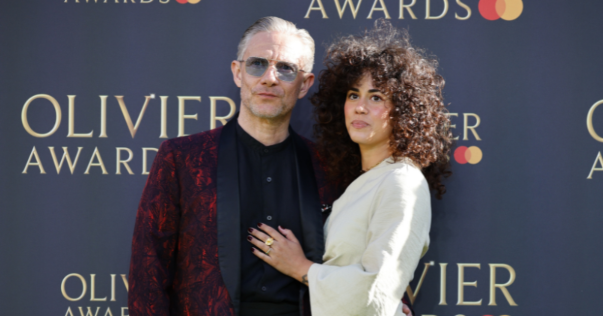 Poznati glumac prošetao crvenim tepihom s 23 godine mlađom partnericom