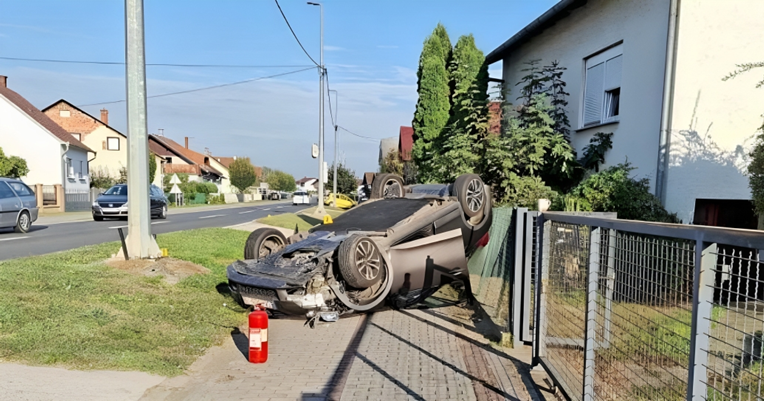 Prometna nesreća u Prelogu, auto završio na krovu