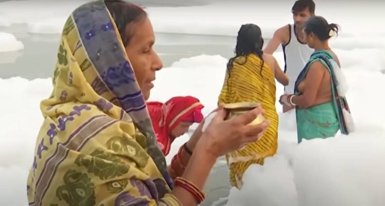 VIDEO Sveta rijeka u Indiji puna toksične pjene, vjernici se ipak u njoj kupaju