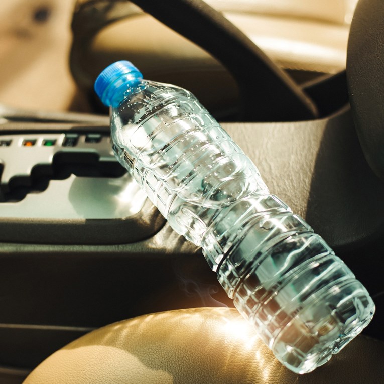Zašto nikada ne biste trebali piti vodu iz plastične boce ostavljene u automobilu