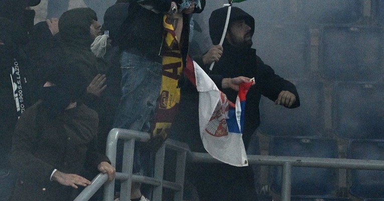 Navijači Lazija na derbiju protiv Rome mahali srpskom zastavom