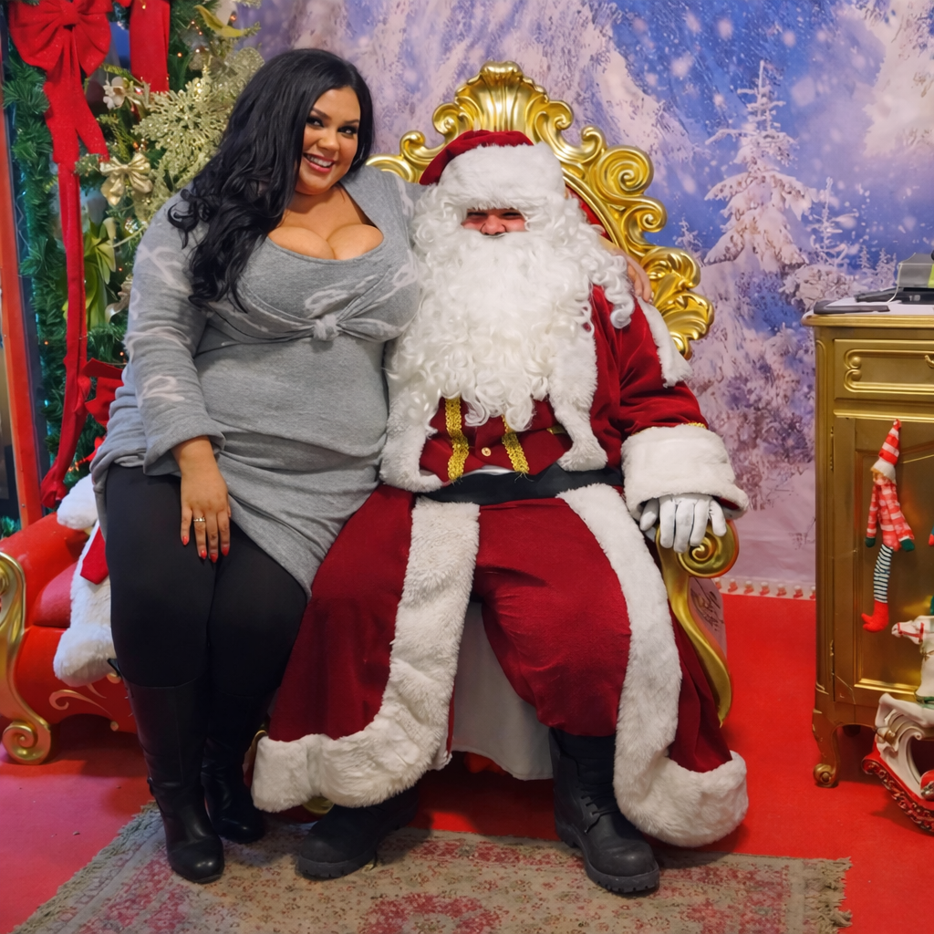 Plus size influencerica (171 kg) sjela Djedu Božićnjaku u krilo, nastao kaos