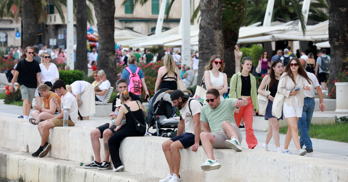 Ljeto je stiglo: Ulice Splita pune turista, Rivu preplavile šarene modne kombinacije