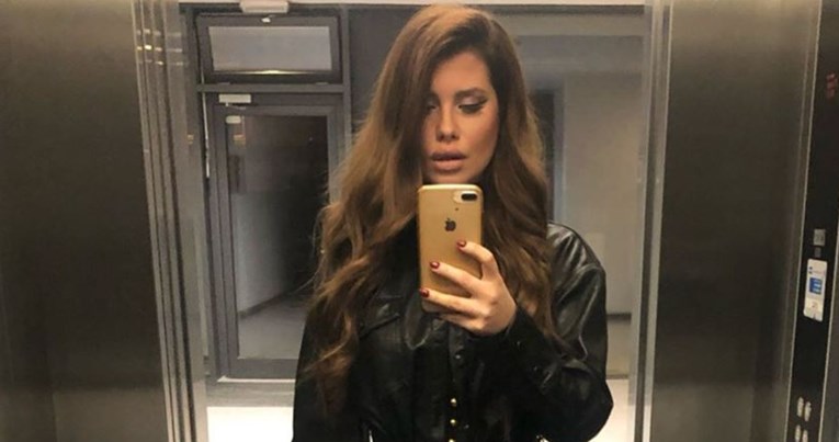 Ecija Ivušić zapalila je Instagram kožnom košuljom i golim nogama