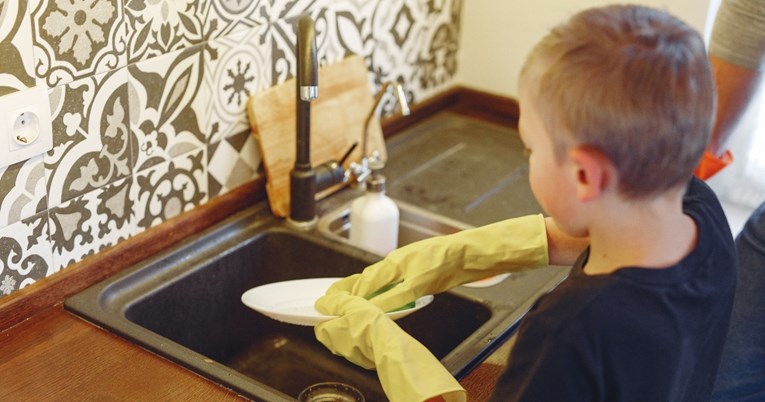 Ne bismo trebali tražiti od djece da zarađuju obavljajući kućanske poslove, kaže mama