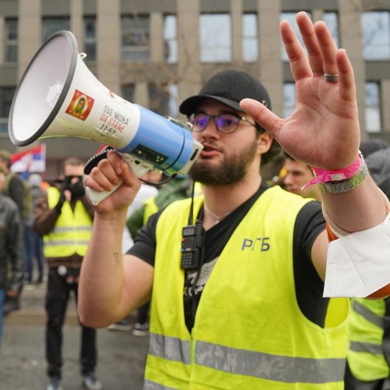 Studenti redari u Srbiji na ruke ispisali bitne podatke prije protesta. Širi se fotka