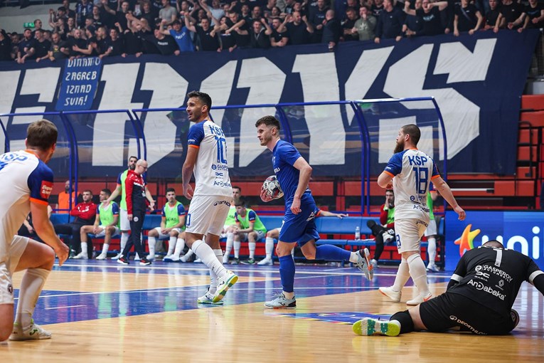 Boysi gađali igrače Torcide s tribina. Igrači Futsal Dinama ih branili tijelima