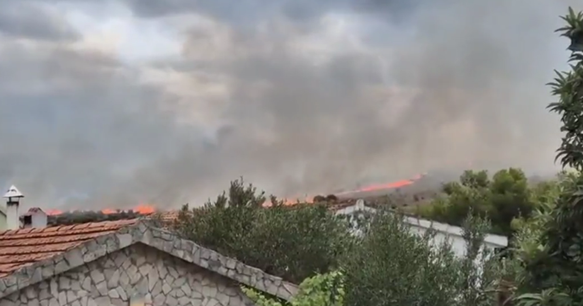 Udar groma izazvao požar kod Šibenika, vatrogasci ostaju na terenu cijelu noć
