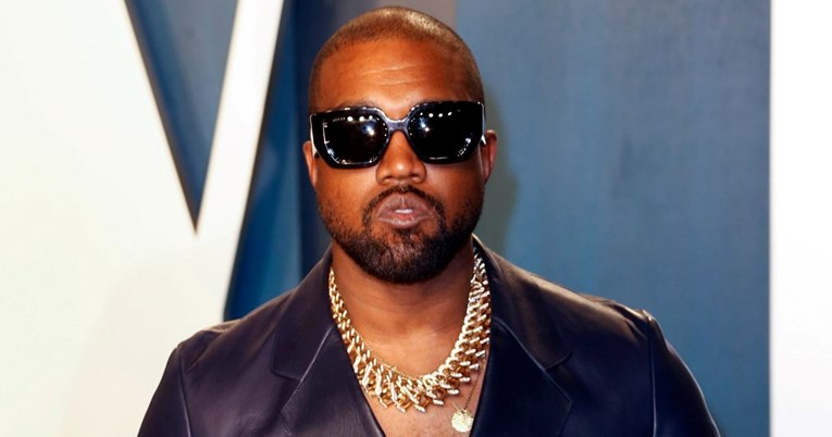 Kanye West na reviju došao u majici s likom Pape i natpisom "White lives matter"