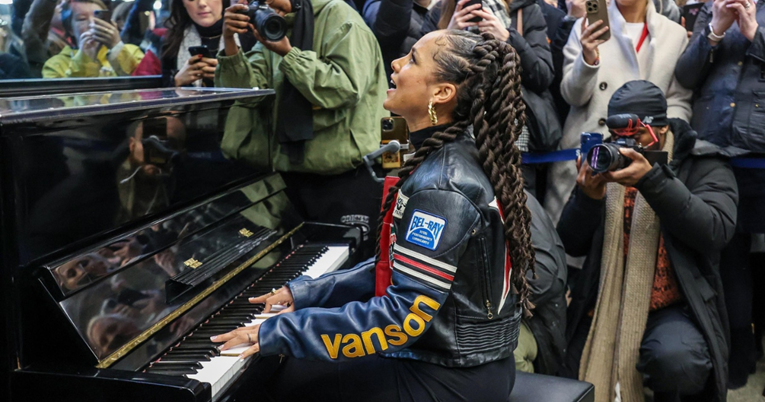 Alicia Keys pjevala putnicima na londonskoj željezničkoj stanici, svi joj pljeskali
