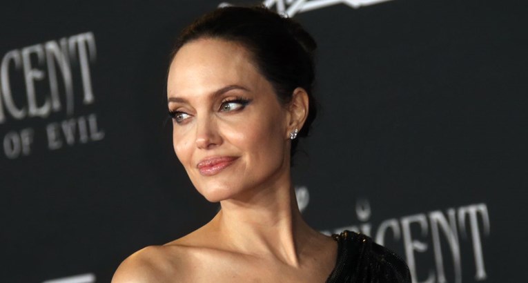 Angelina Jolie u 45. godini pozirala gola i pokazala savršeno tijelo