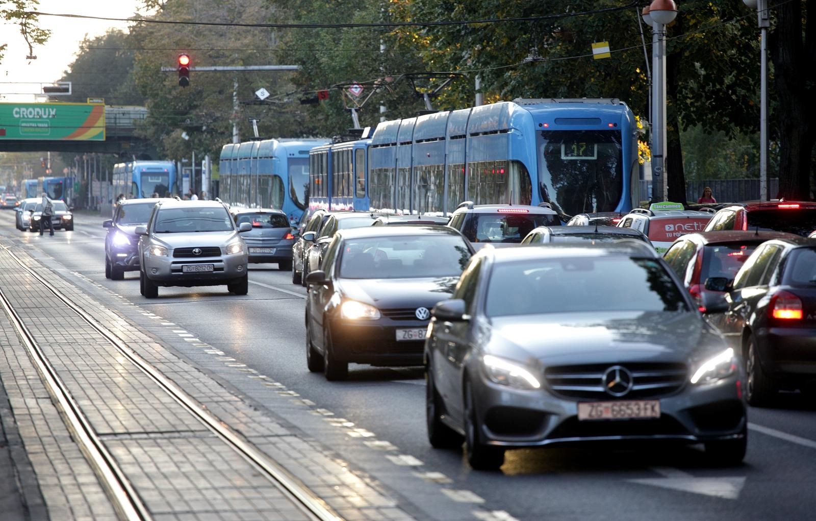 Auto je na tračnicama u Zagrebu, tramvaji voze skraćeno