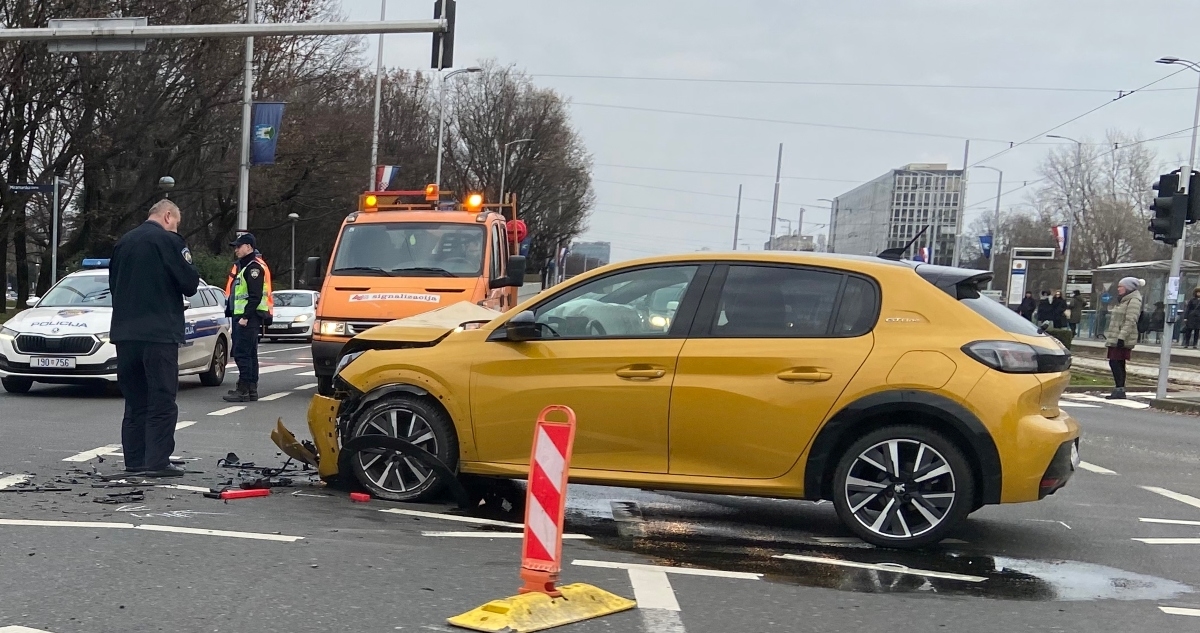 VIDEO Nesreća na križanju Vukovarske i Miramarske u Zagrebu, jedna osoba ozlijeđena