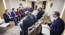 FOTO Ovo je Vučić na sastanku u Davosu. Sjedi sam iza svih