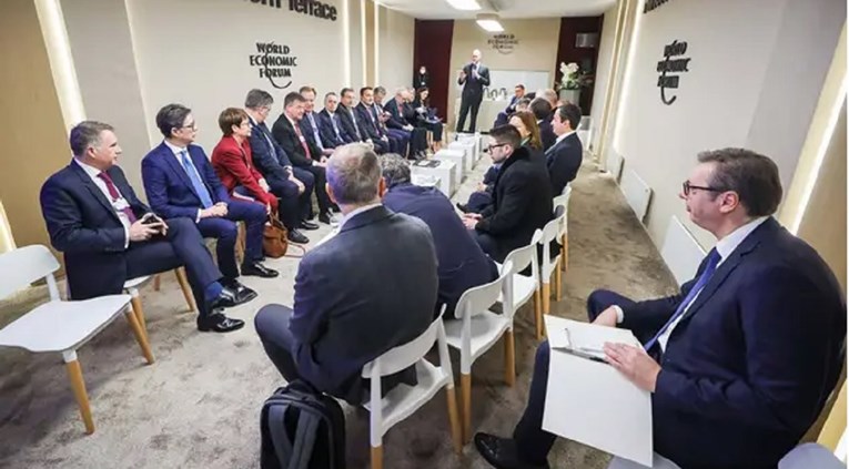 FOTO Ovo je Vučić na sastanku u Davosu, sjedi sam