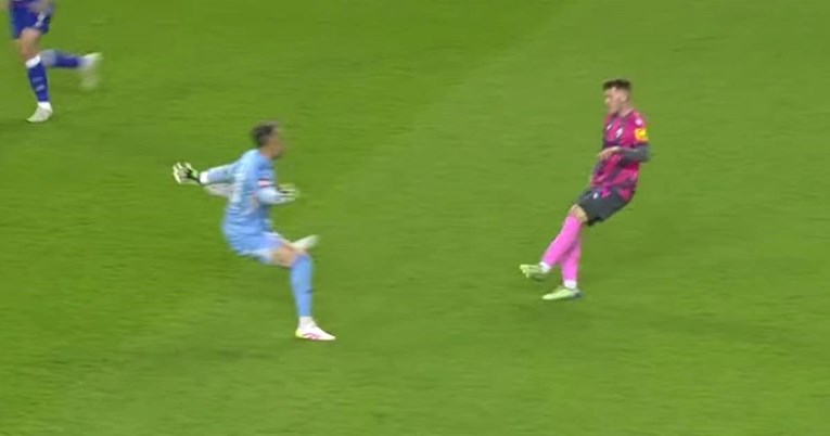 VIDEO Hajdukov golman dirao loptu rukom izvan šesnaesterca. Dobio je crveni karton