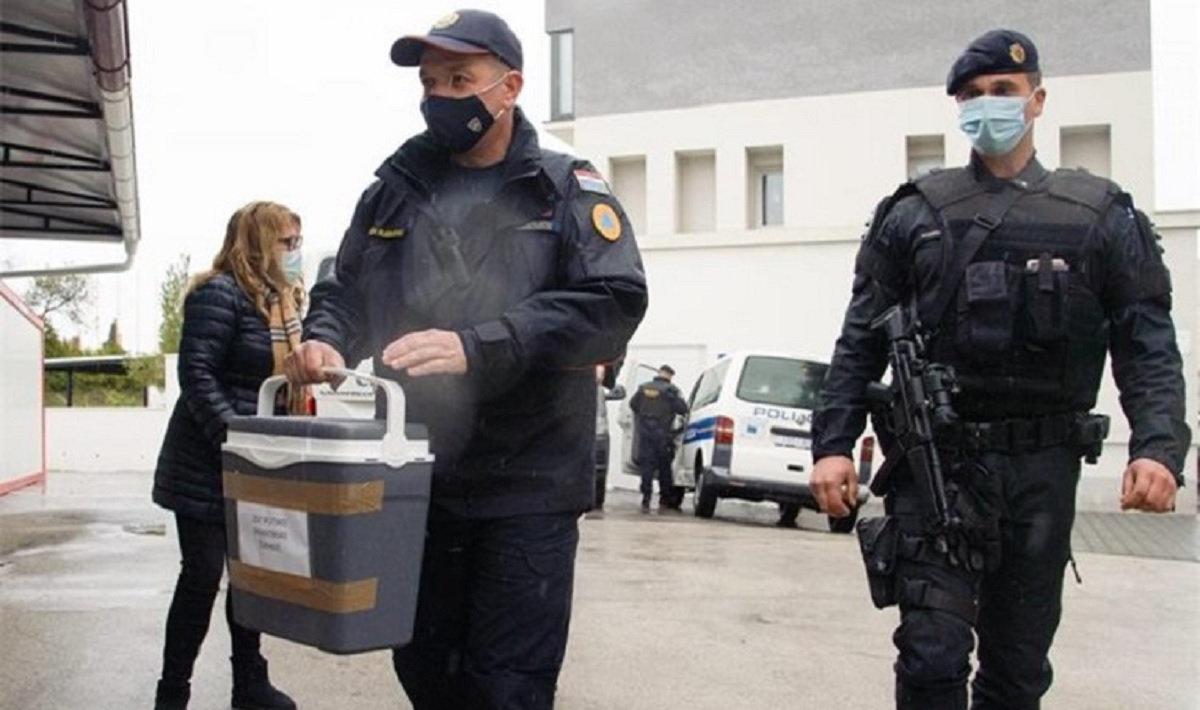 FOTO Policajci naoružani dugim cijevima čuvali cjepivo. Beroš: Nema potrebe za tim