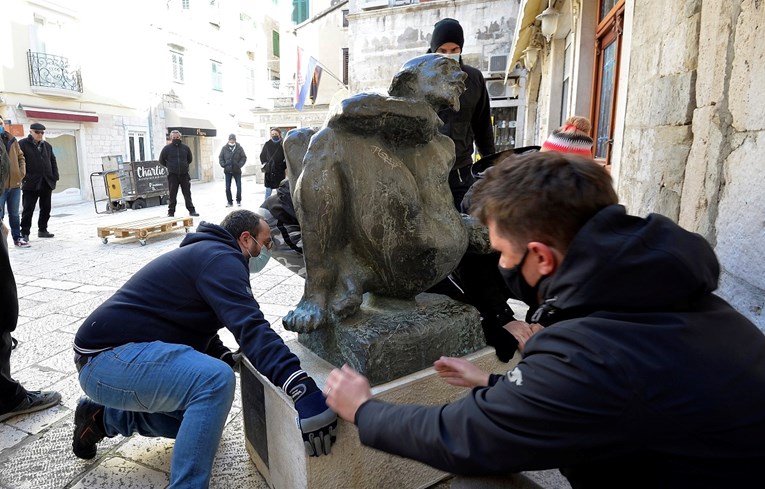 Aktivisti u Splitu premjestili kip: "Ljudi dolaze sa sela, trgovi su puni balege"