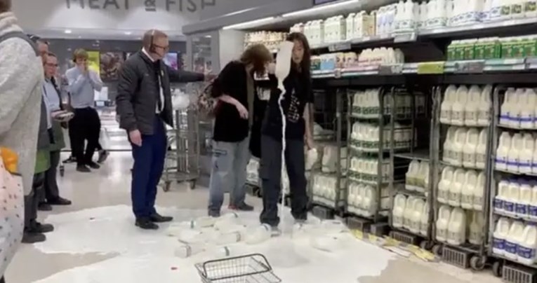 Veganski aktivisti prolijevaju mlijeko po supermarketima, internet je bijesan
