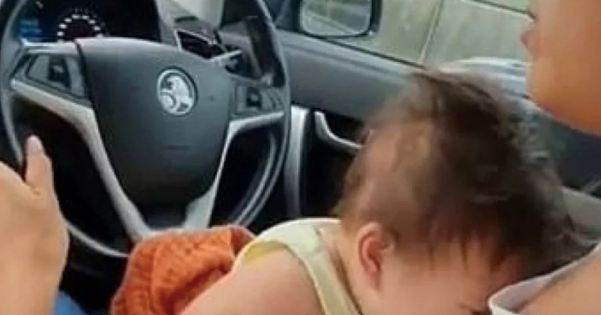 Mamu napali jer je dojila dok je vozila autocestom pa to snimila i objavila