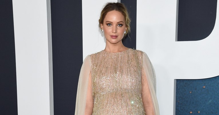 Trudna Jennifer Lawrence zablistala u zlatnoj haljini na premijeri novog filma