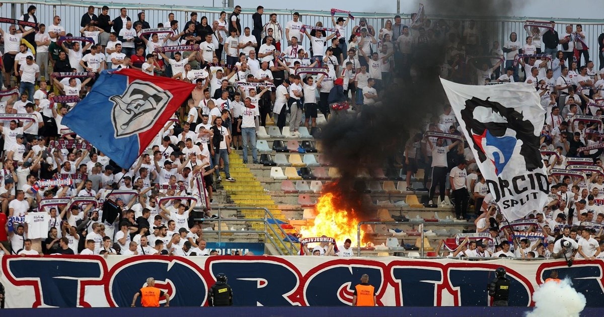 Torcida raketama gađala Funcute, a onda izazvala i požar na svojoj tribini