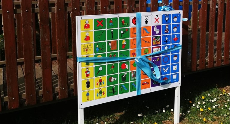 U Vukovaru postavljena komunikacijska ploča. "Pomoći će djeci s teškoćama u govoru"
