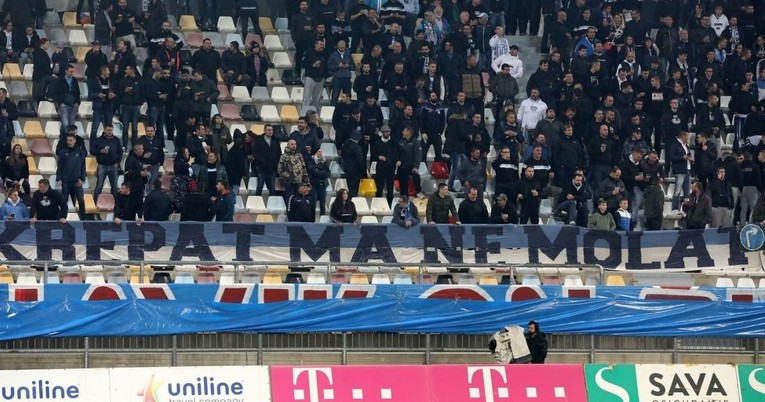 Navijač utrčao na teren i napao Hajdukovog igrača