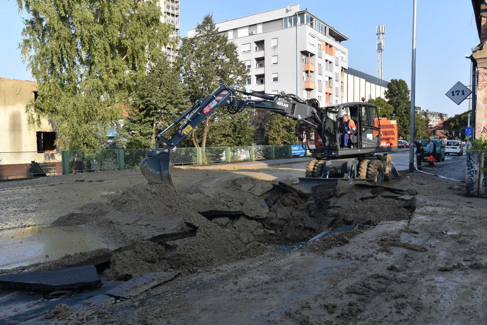 Poplavljen dio Zagreba. Voda tekla satima, zatvorena jedna od prometnijih ulica
