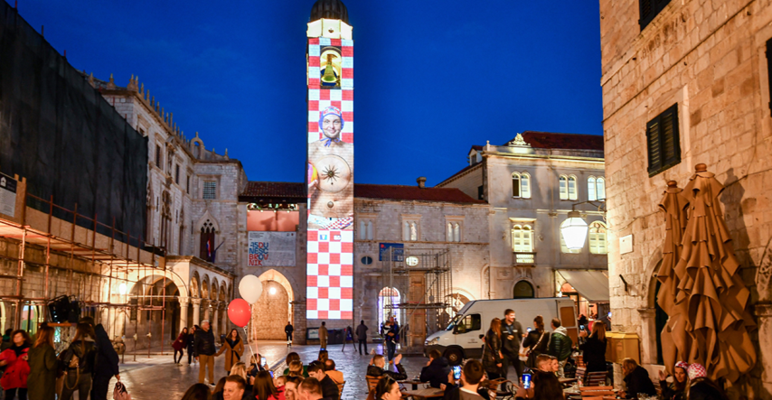 Dubrovački zvonik obasjala crveno-bijela šahovnica u čast vaterpolistima