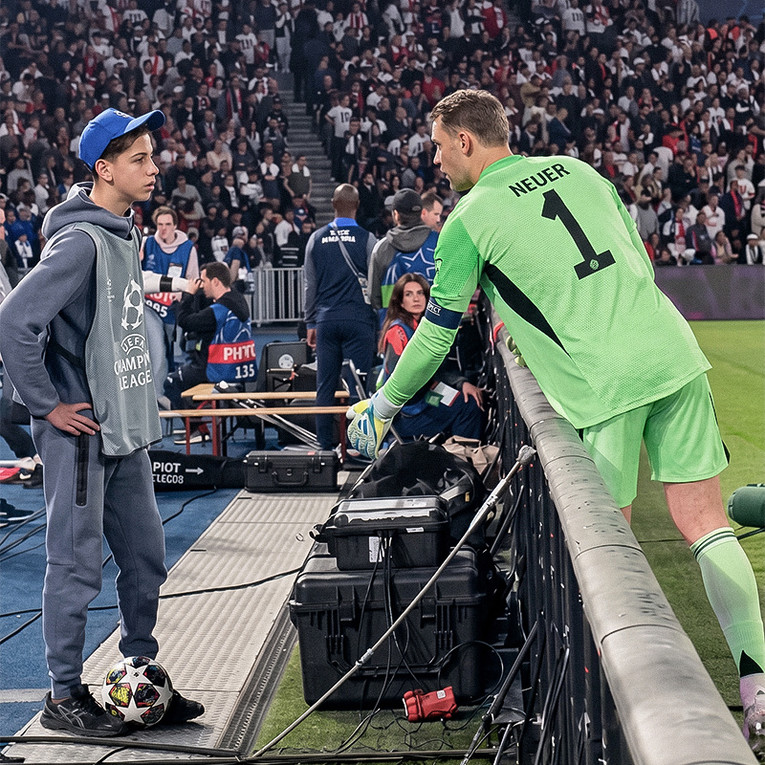 VIDEO Navijači Bayerna bijesni zbog ponašanja PSG-ovog sakupljača lopti prema Neueru