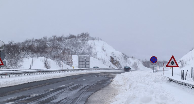 HGSS teškim strojevima izvukao Dalmatince zapele u snijegu u Hercegovini