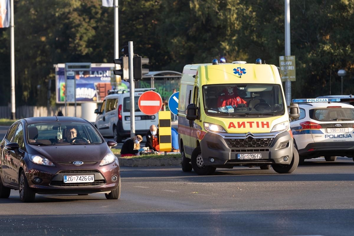 Žena u Zagrebu se srušila na zebri i umrla