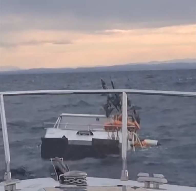 VIDEO Kod Poreča potonula ribarica s tri ribara