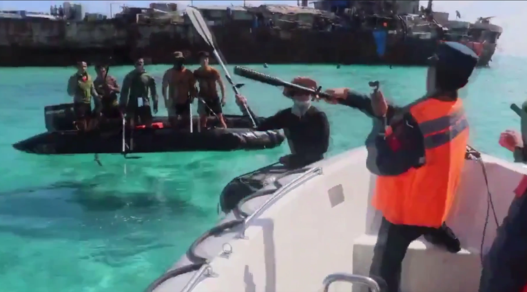 VIDEO Sukob kineske obalne straže i filipinske mornarice. Tukli se palicama i veslima