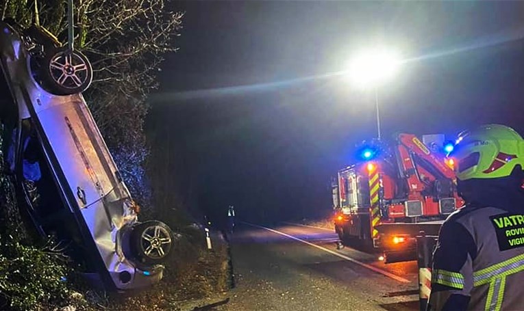 FOTO Kod Rovinja sletio s ceste, auto se okrenuo i završio u žbunju. Vozač ispao