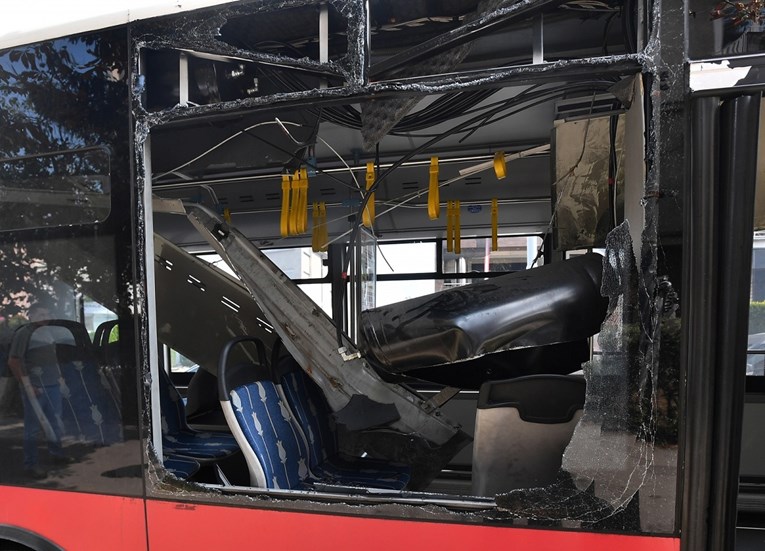 Eksplozija u autobusu u Beogradu, više ozlijeđenih. Bus uništen, na cesti krv