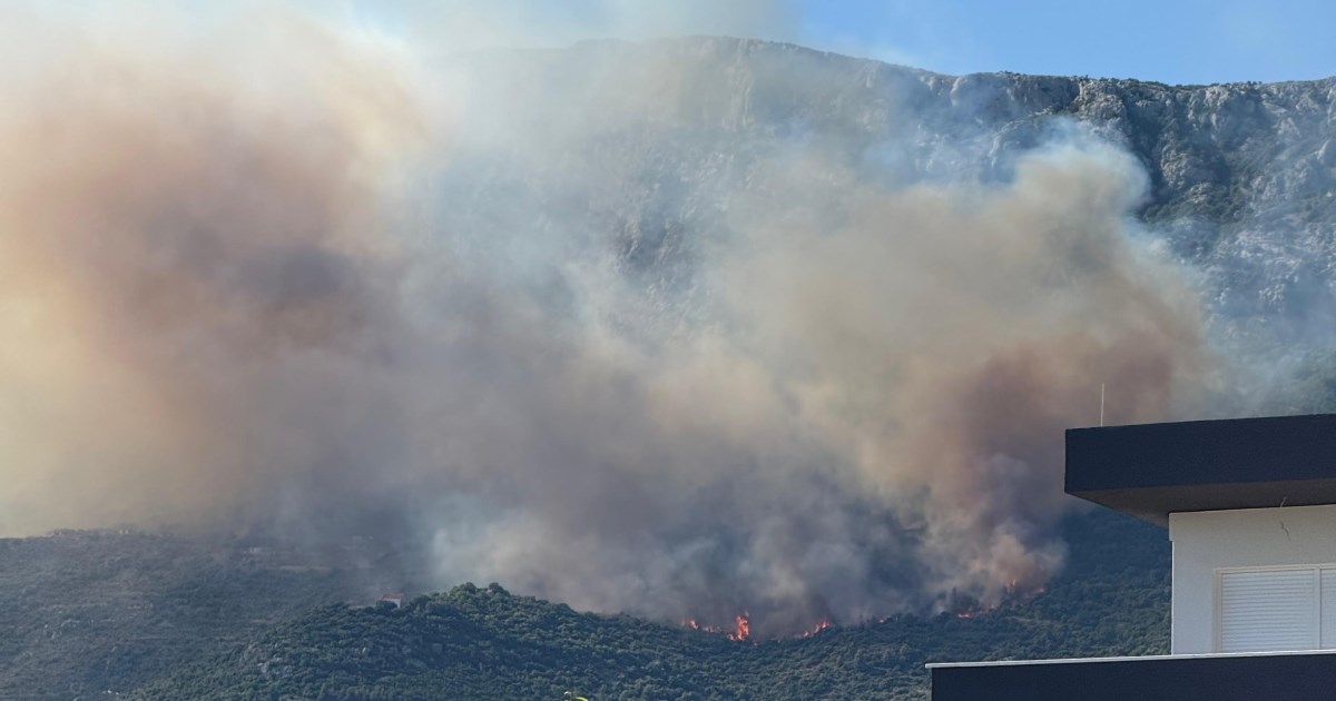 Više od 100 vatrogasaca natapa požarište u Kaštelima