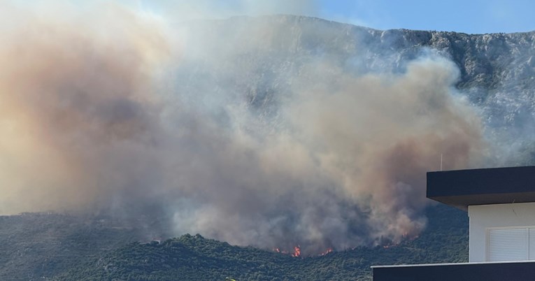 Više od 100 vatrogasaca natapa požarište u Kaštelima