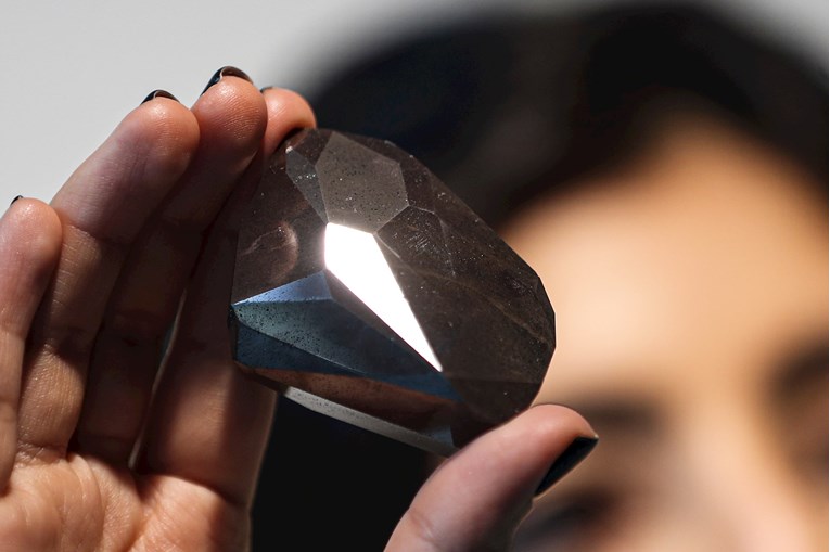 Ovo je najveći crni brušeni dijamant. Jučer je prodan za 3.8 milijuna eura