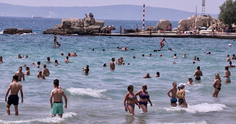 FOTO Splitske plaže prepune su kupača, pogledajte prizor