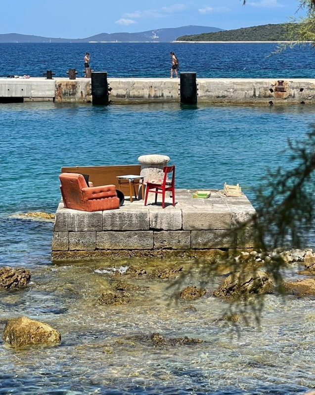 Netko je na plaži na Silbi napravio dnevni boravak s foteljom, stolicama i stolom