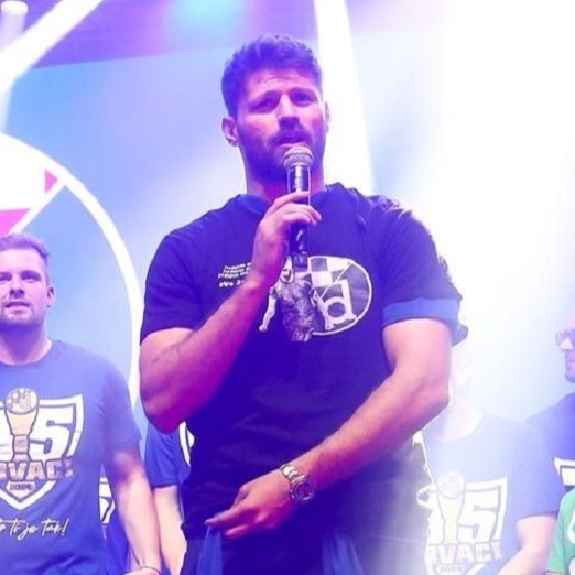 Ristovski je uzeo mikrofon, krenulo je "Bit će Rijeka ku*ac...". Petković je reagirao