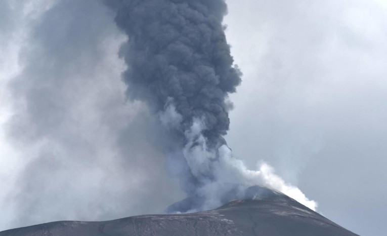 Etna izbacuje pepeo i lavu. Zračna luka u Cataniji zatvorena