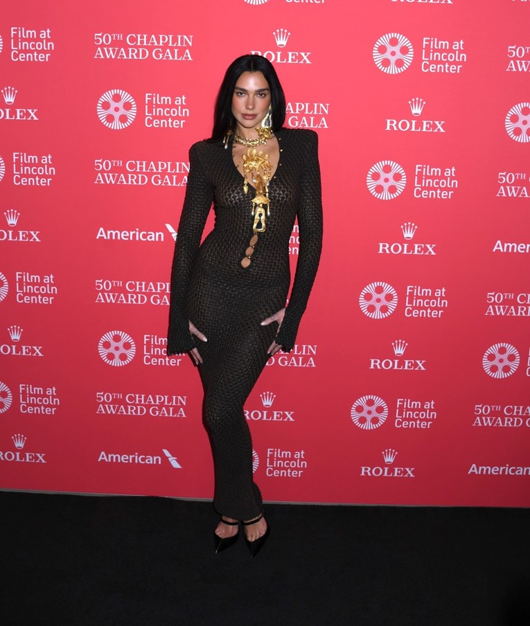 Dua Lipa zablistala u prozirnoj mrežastoj haljini, nosila i upečatljivu ogrlicu