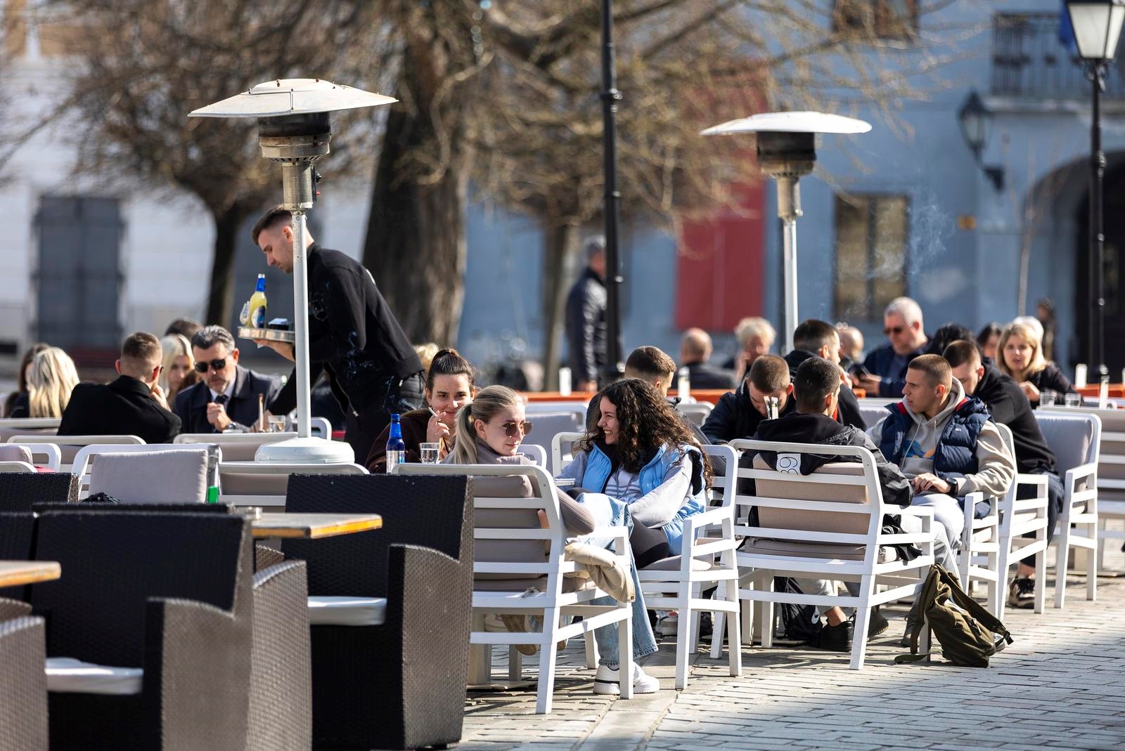 Sunčano vrijeme razveselilo Slavonce, terase osječkih kafića pune su kao da je vikend