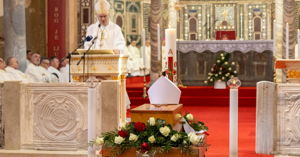 Nakon 140 godina posmrtni ostaci biskupa Jurja Dobrile položeni u porečku katedralu