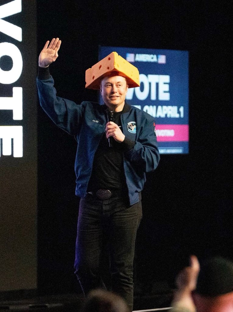 Zašto je Elon Musk nosio sir na glavi? Njegov potez nije oduševio Amerikance 